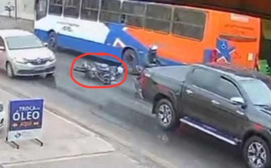 Óleo na pista derruba motociclista que por milagre evita ser atropelado por ônibus; veja vídeo