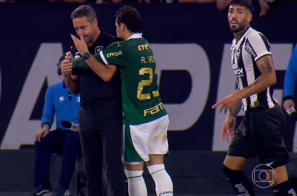 Raphael Veiga acerta bolada no técnico do Botafogo e gera polêmica