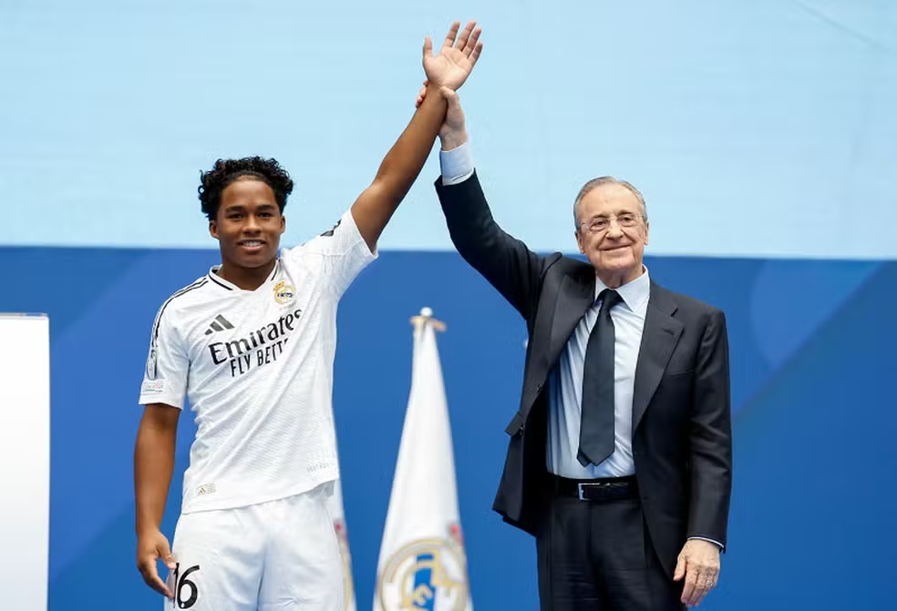 Endrick e Florentino Pérez em apresentação no Real Madrid