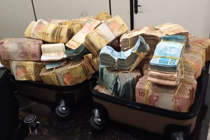 Polícia Rodoviária Federal apreendeu R$ 784,9 mil em dinheiro vivo próximo à cidade de Volta Redonda (RJ)
