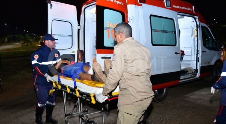 Motociclista e garupa ficam feridos após bater contra carro, em Rondonópolis