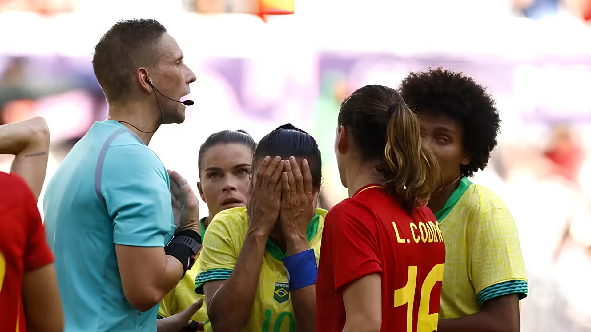 Técnica do Canadá chora após vitória sobre o Brasil na Liga; veja