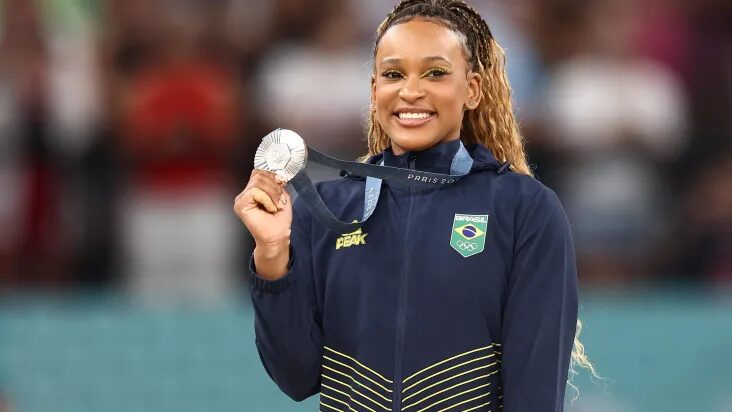 Rebeca Andrade exibe com orgulho a medalha de prata do individual geral de Paris 2024