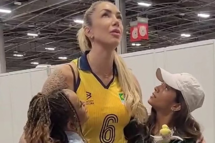 Thaisa é consolada por Rayssa Leal e Rebeca Andrade após derrota