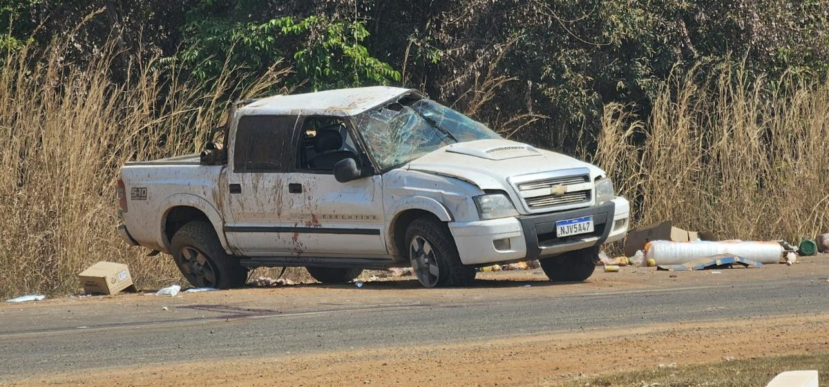 Motorista de S10 desvia de carreta que invadiu pista, capota veículo e morre