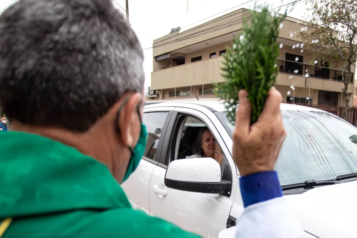 Veículo recebendo bênção em tradição religiosa.