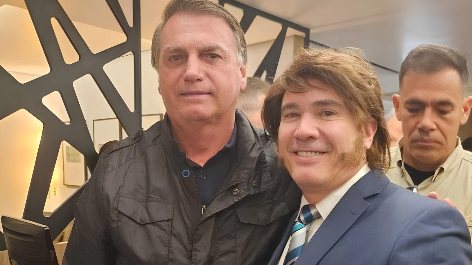 Sósia de Milei já tirou foto com o ex-presidente Jair Bolsonaro