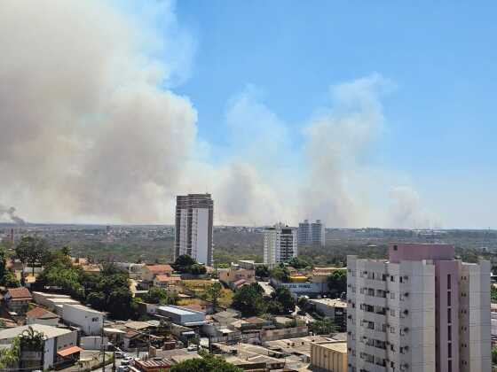 Incêndio próximo ao Brasil Beach gera enorme nuvem de fumaça em Cuiabá