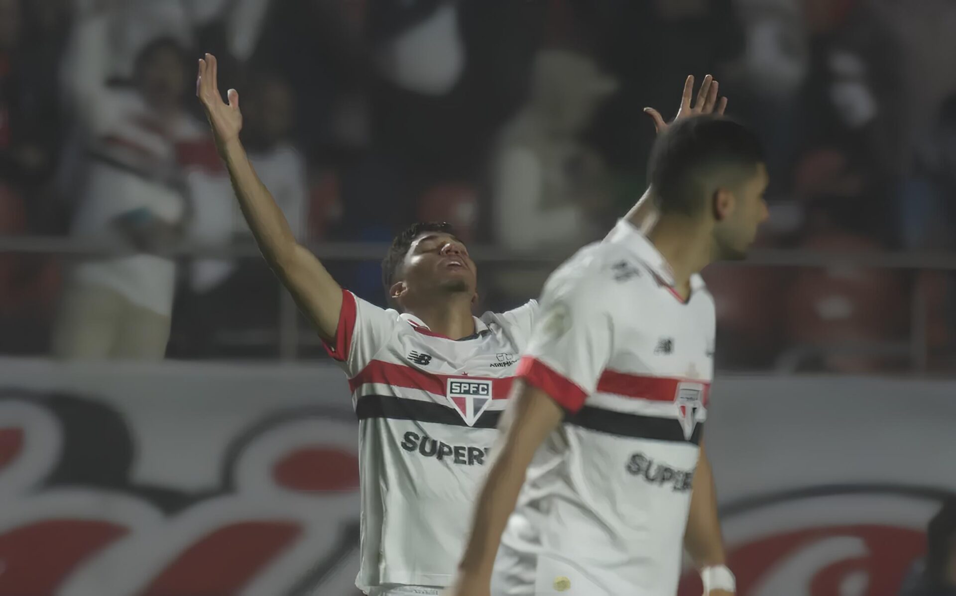 São Paulo vence o Vitória com dois golaços e encosta no G-4 do Brasileirão