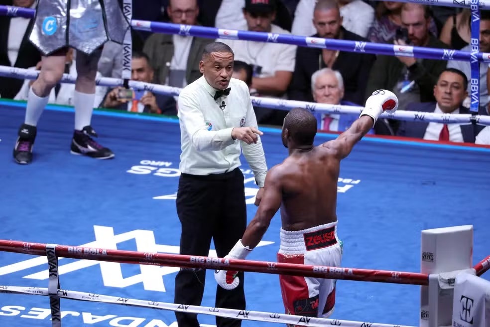 Floyd Mayweather expulsa árbitro durante revanche contra John Gotti III