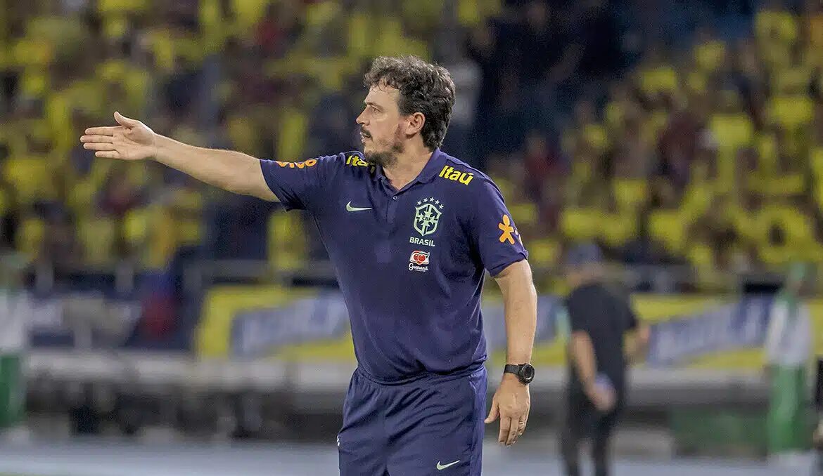 O técnico Fernando Diniz treinando a Seleção Brasileira