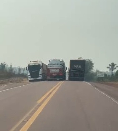 Vídeo flagra caminhoneiro fazendo ultrapassagem perigosa na BR-163