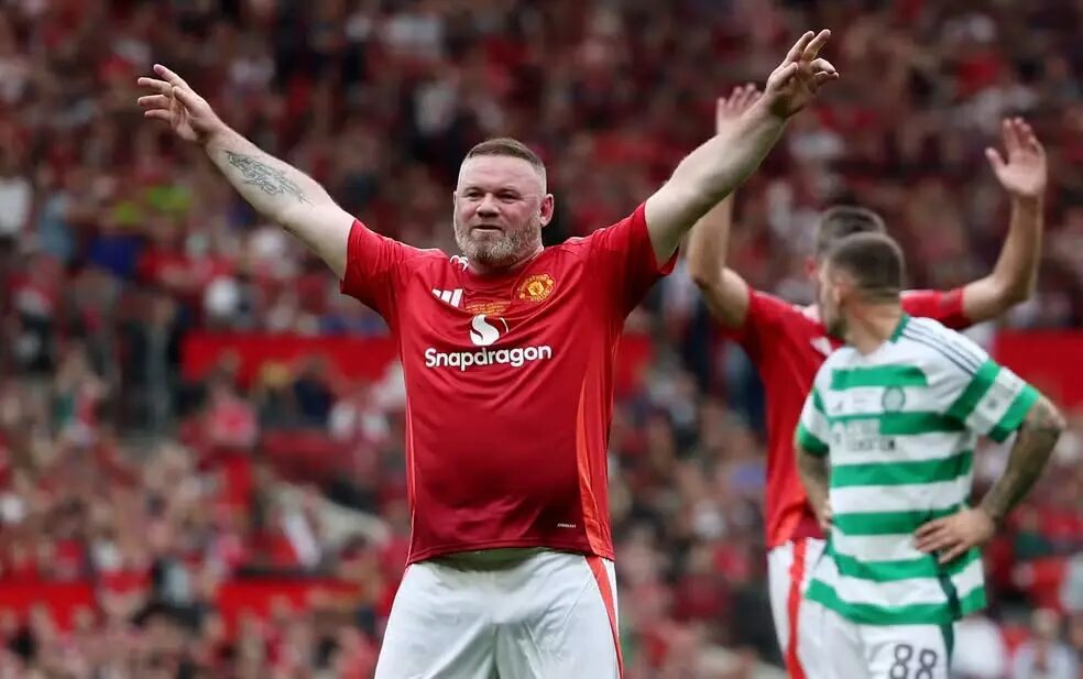 Rooney comemora seu golaço de falta em jogo das Lendas do Manchester United contra Lendas do Celtic