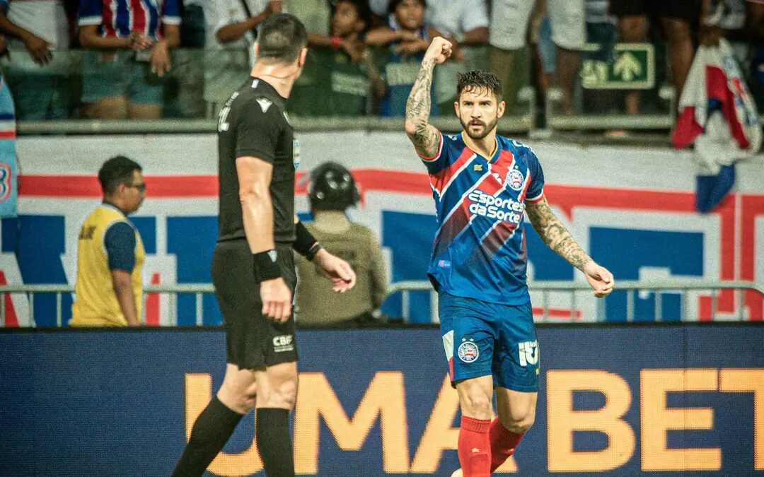 Everaldo comemora seu gol durante partida contra o Atletico-MG