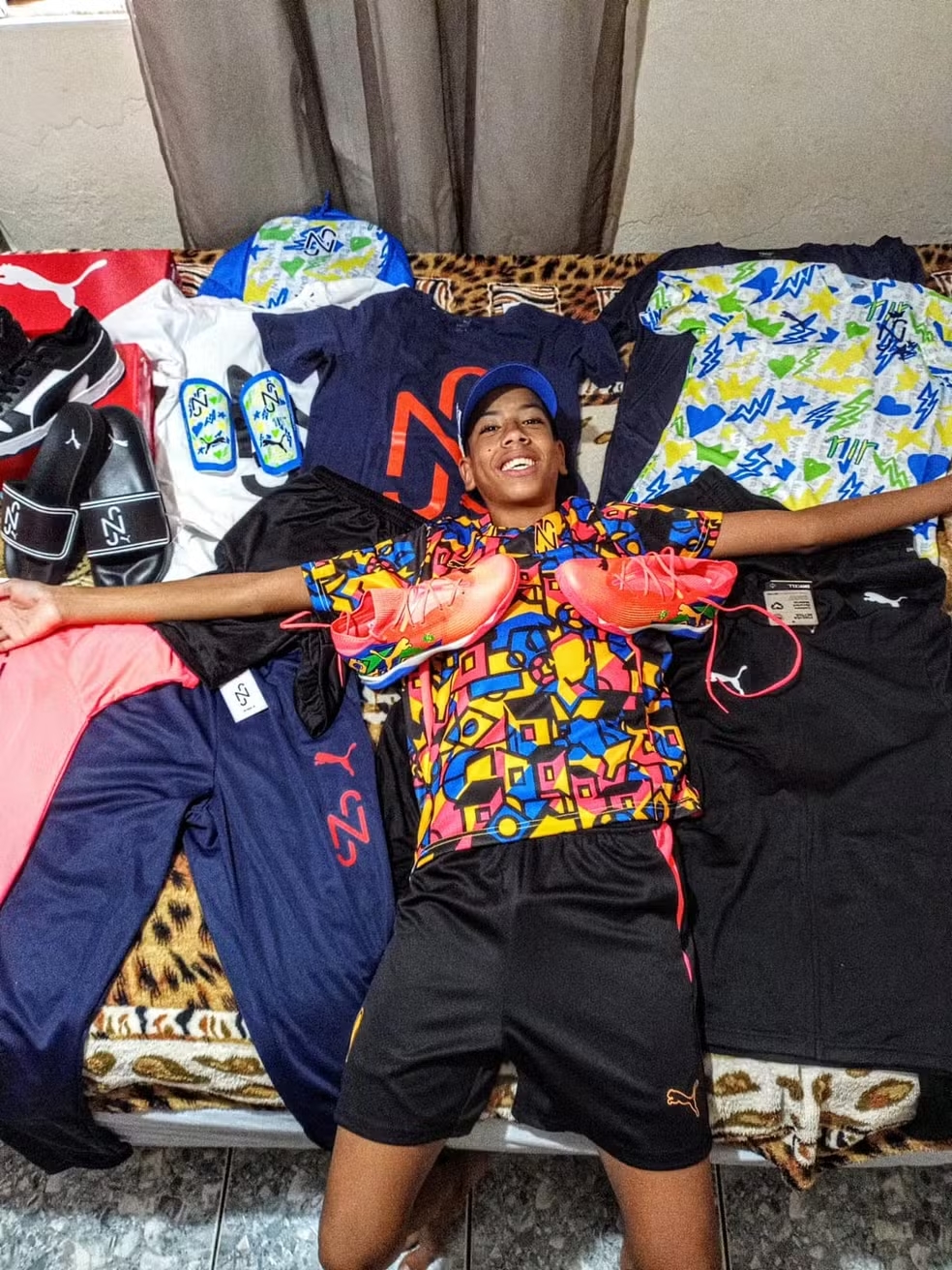 Cauã Araújo recebeu kit de presente de Neymar