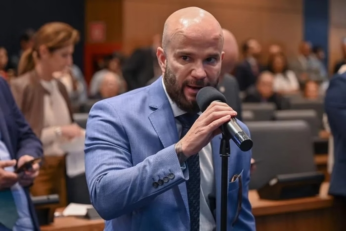 Deputado bolsonarista faz gesto racista contra colega negro na ALERJ