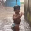 Bebê Noah emociona a internet ao tomar banho de chuva; VEJA VÍDEO