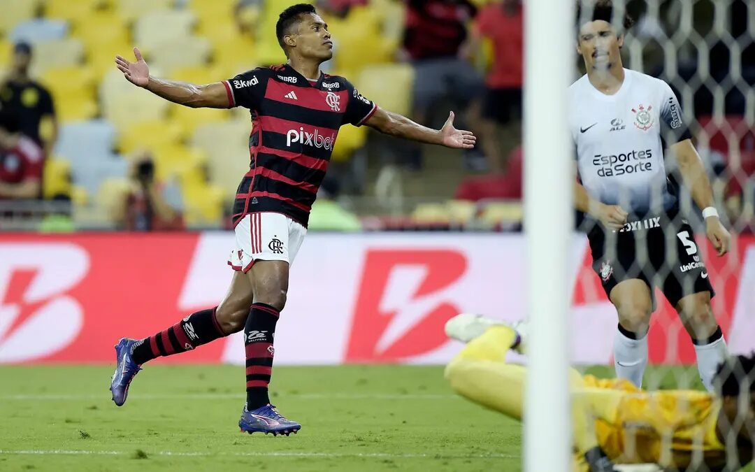 Alex Sandro celebra o gol marcado pelo Flamengo sobre Corinthians