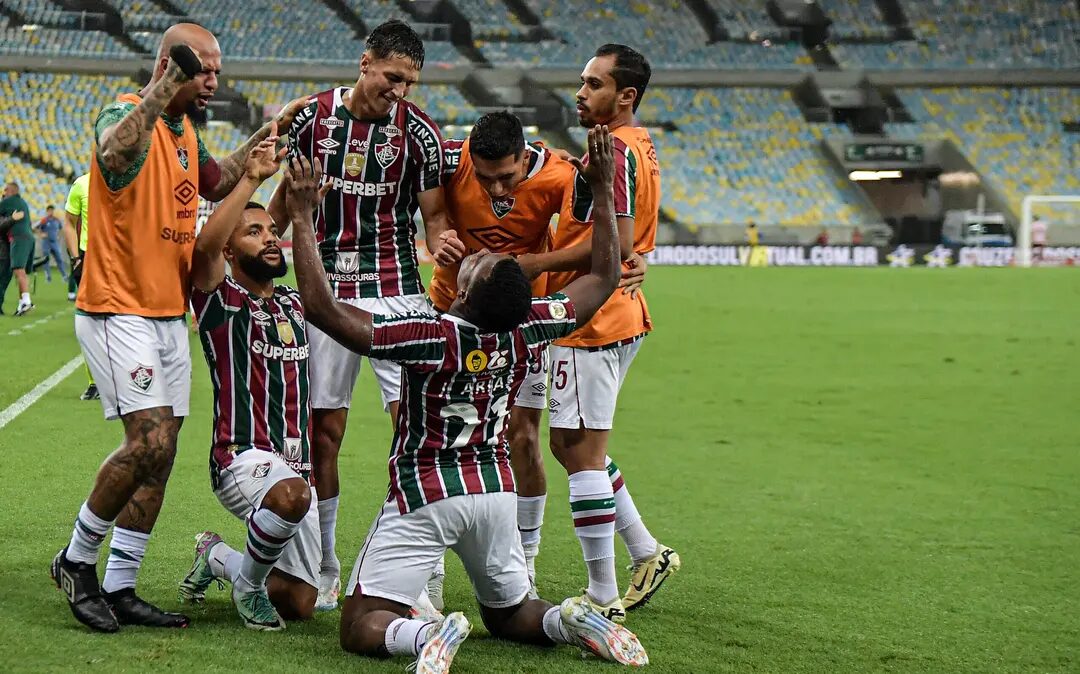 Arias jogador do Fluminense comemora seu gol com jogadores do seu time durante partida contra o Cruzeiro no estadio Maracana pelo campeonato Brasileiro A