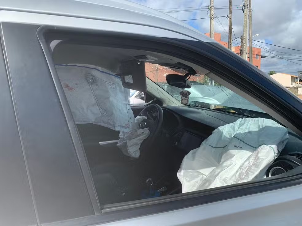 Motorista colide com poste após susto com aranha no painel; VEJA FOTOS