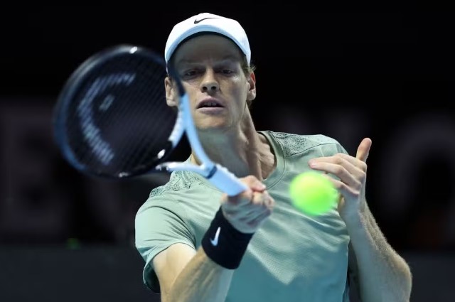 Jannik Sinner em ação contra Novak Djokovic no Six Kings Slam