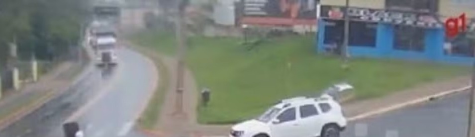 Motoboy evita atropelamento ao saltar de moto no PR; VEJA VÍDEO