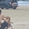 Carros e motos trafegam ilegalmente na faixa de areia da praia em SC; VEJA VÍDEO