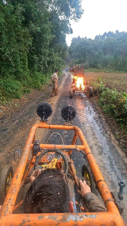 Moto pega fogo durante passeio de Crosskart e vídeo viraliza; VEJA VÍDEO