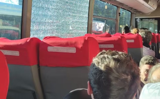 Torcedores do Botafogo viajaram sentados no chão do ônibus até o Estádio Centenário por conta dos objetos arremessados pelos torcedores do Peñarol contra os veículos