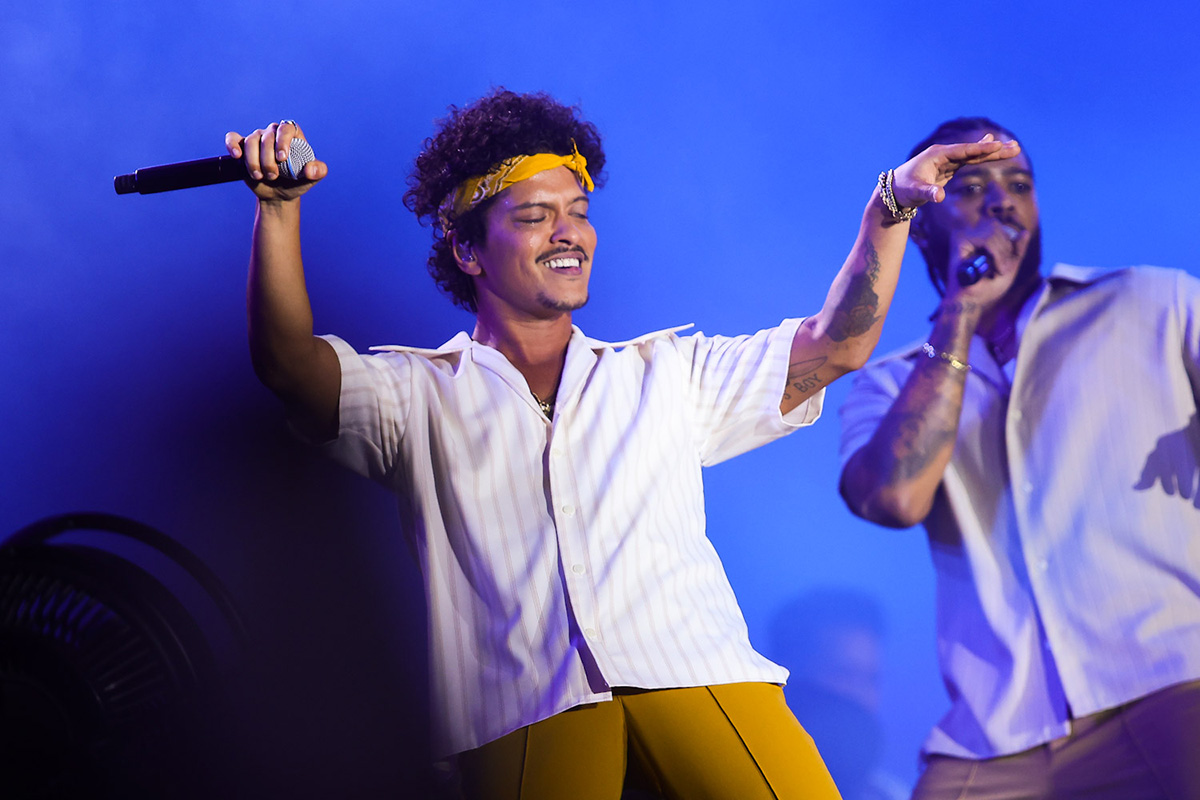Bruno Mars encanta Curitiba e aceita nome "Bruninho Márcio"; VEJA VÍDEO