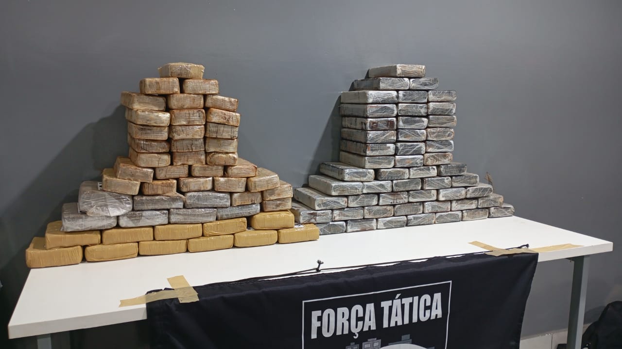 Policiais apreendem 100 kg de drogas dentro de caminhonete