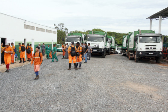 garis protestando por atraso salarial em Cuiabá