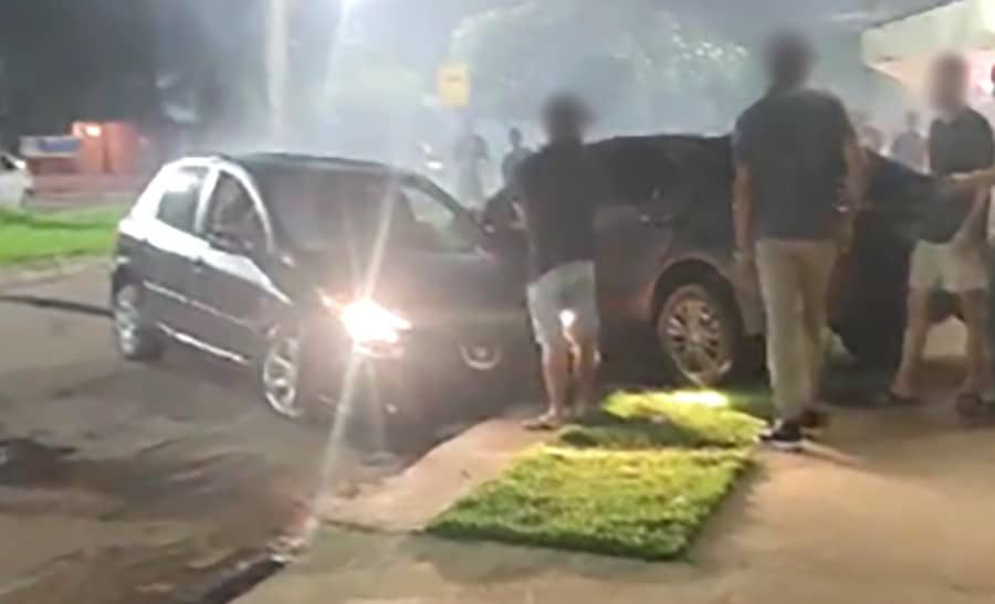 Carro Perde o Controle e Bate em Veículo Estacionado