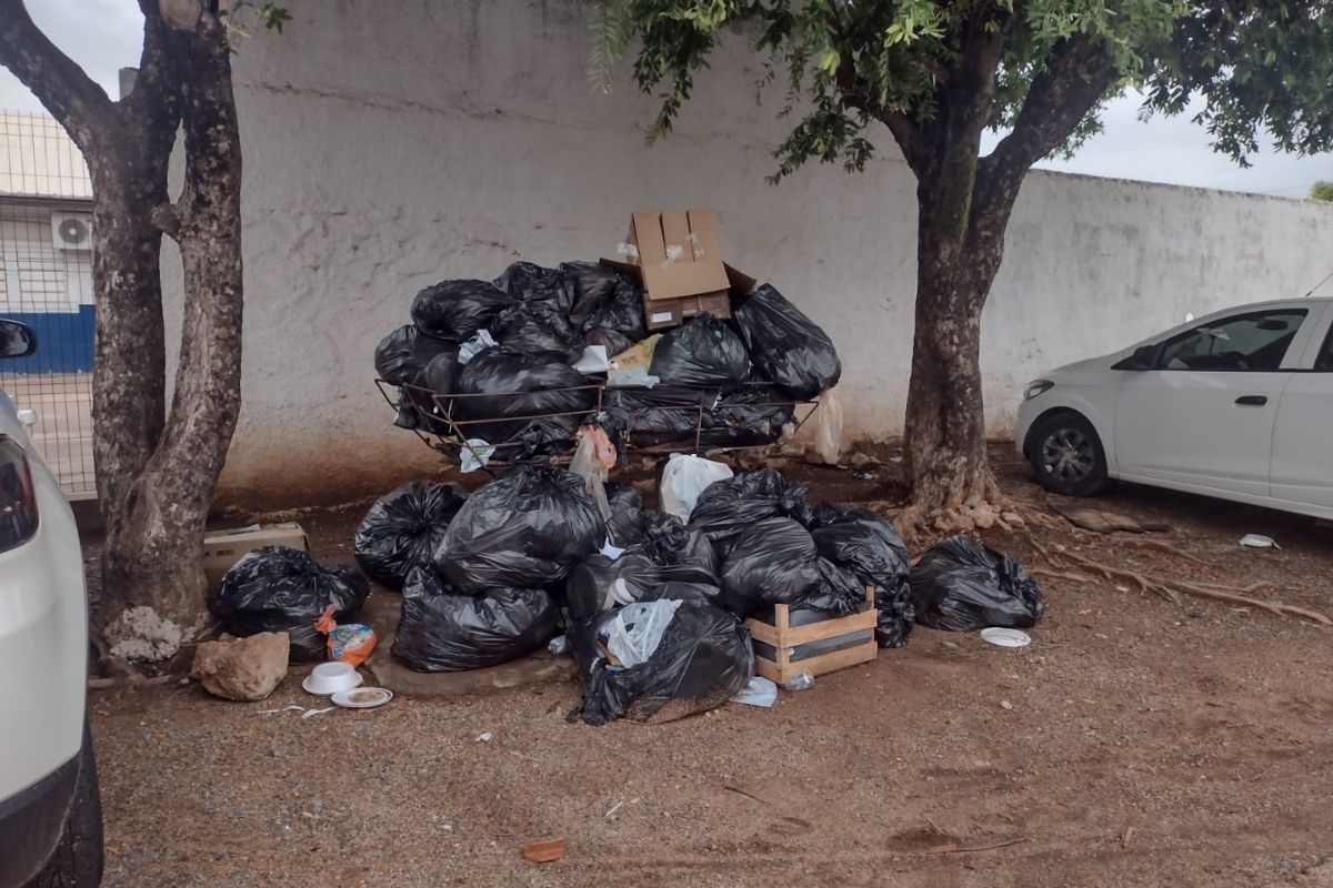 Moradores denunciam falta de coleta de lixo em bairros de Cuiabá