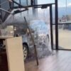 Homem invade concessionária com carro recém-comprado após reclamação de defeito nos EUA; VEJA VÍDEO