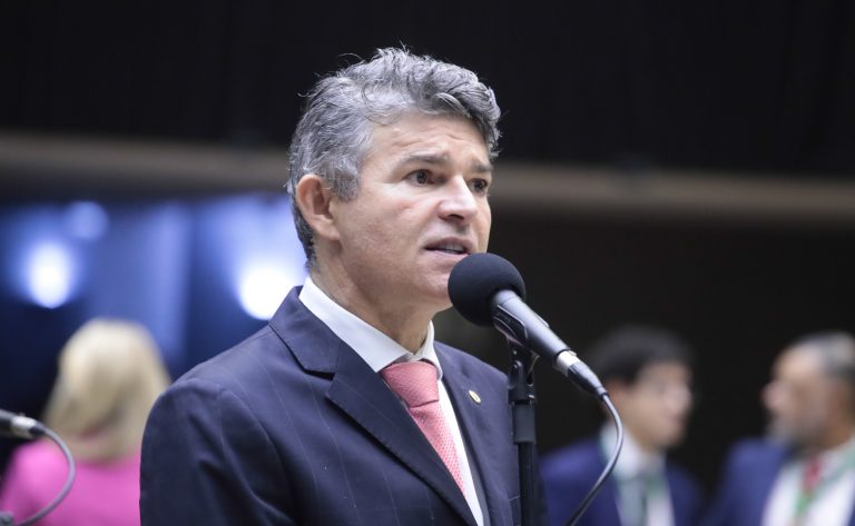 Embora alguns defendam o voto impresso como um avanço, o modelo gera preocupações. O vice-presidente do Tribunal Superior Eleitoral (TSE), Kassio Nunes Marques, alerta que a proposta pode acarretar custos elevados, tanto financeiros quanto logísticos.