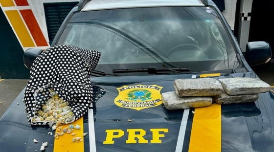 Flagrada com travesseiro recheado de maconha