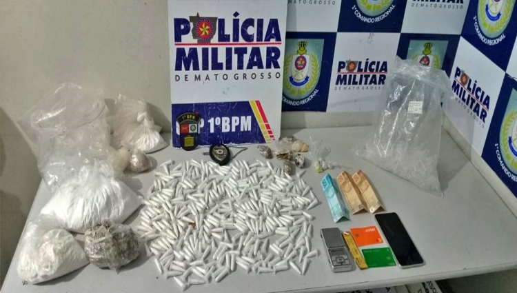 polícia desarticula ponto de drogas em oficina e apreende centenas de porções