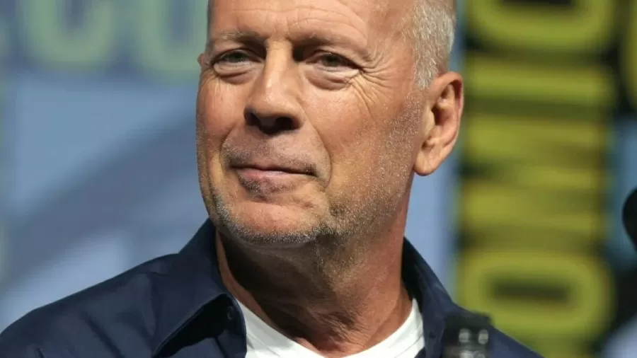 Bruce Willis emociona ao agradecer policiais em raro encontro público; VEJA VÍDEO