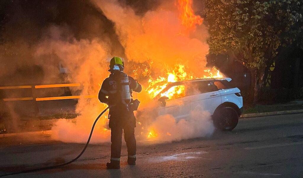 carro pega fogo com motorista dormindo dentro