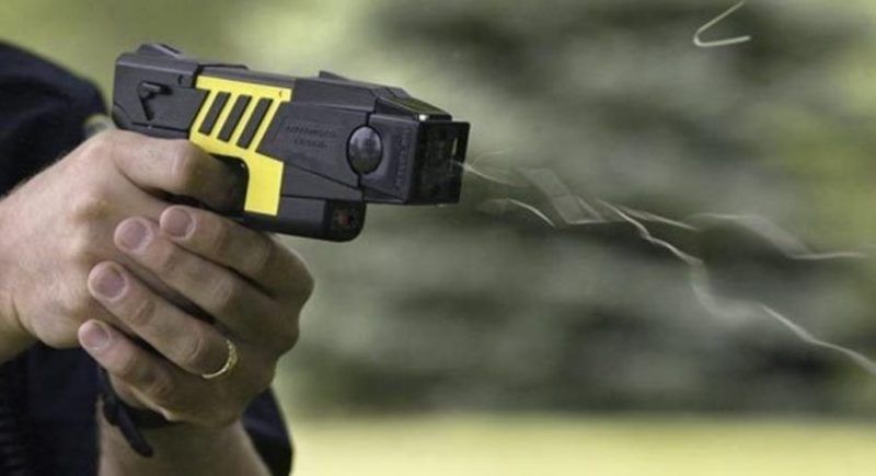 Polícia usa arma de pulso elétrico para conter sequestrador em BH; VEJA VÍDEO