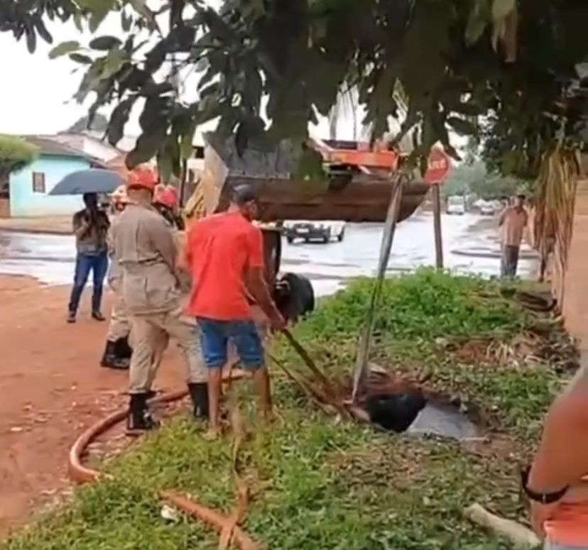 boi cai em fossa e mobiliza equipe de resgate em MT