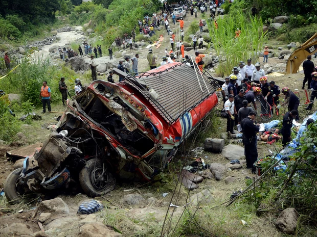 Ônibus despenca em barranco e deixa mais de 30 mortos na Guatemala; VEJA VÍDEO