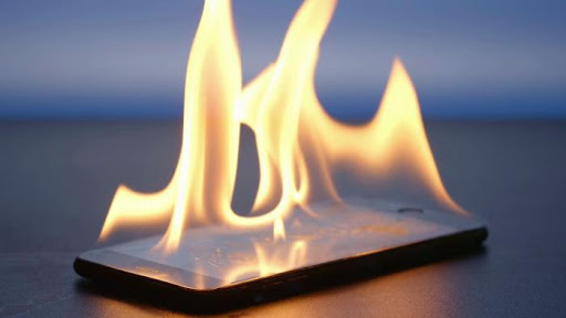 Celular explode em bolso e deixa mulher com queimaduras em Goiás; VEJA VÍDEO