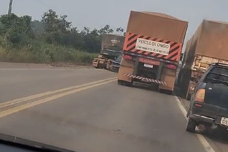 Colisão grave entre carretas paralisa BR-364 e deixa vítimas em Jaciara