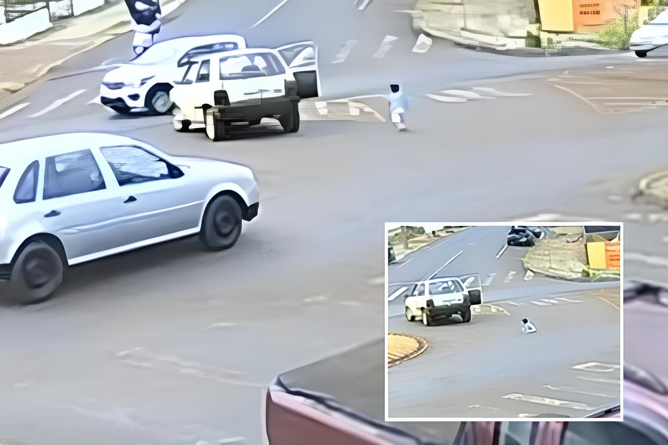 Criança cai de carro em movimento no meio de rotatória
