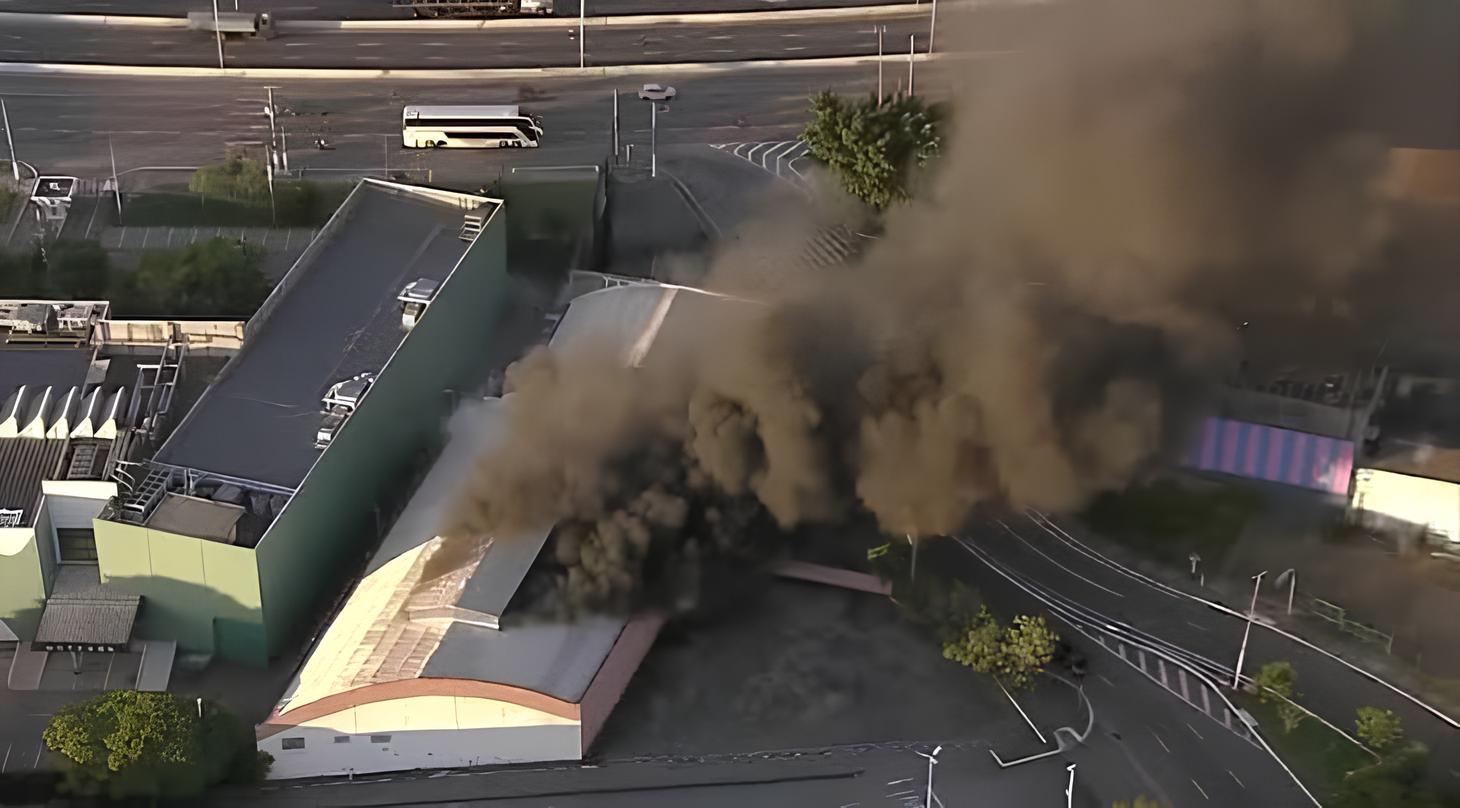 Incêndio atinge galpão de parque de diversão infantil