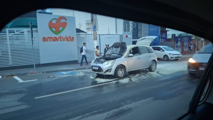 Incêndio em Ford Fiesta causa caos no trânsito