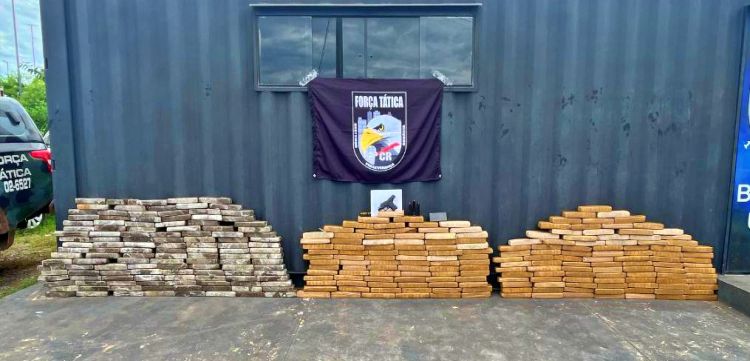 Polícia Militar Prende Homem com Drogas e Armas no Tijucal