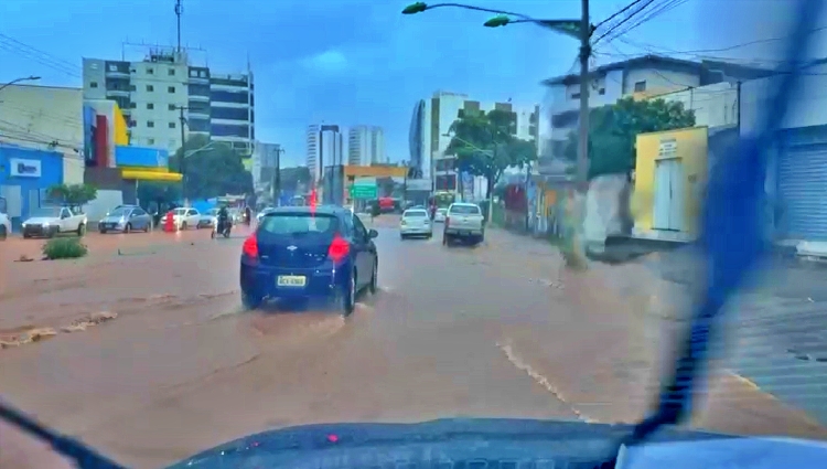 Chuva forte transforma obras do BRT em rio
